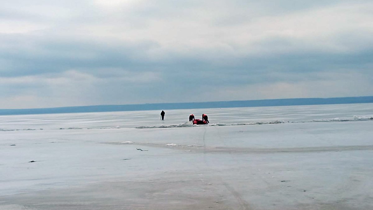 В Каменском мужчина провалился под лед: видео