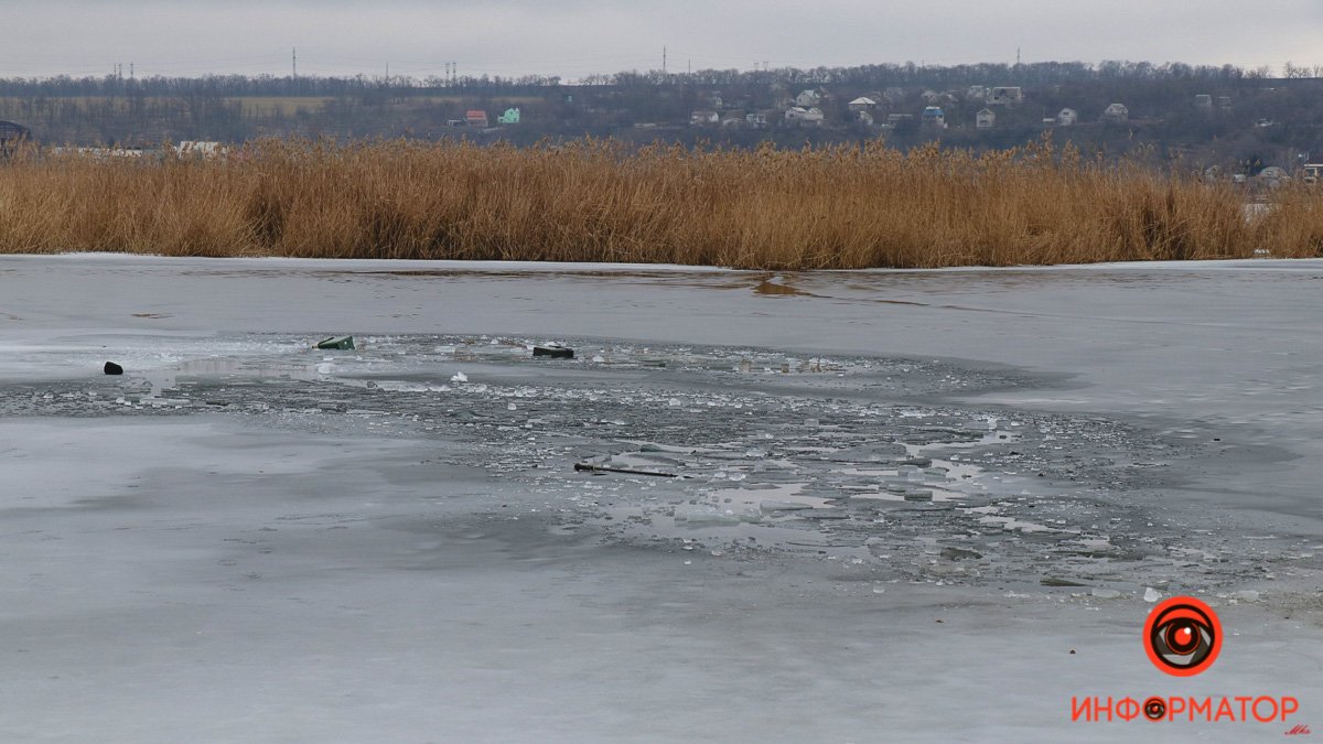 В Днепре на косе на Малиновского двое рыбаков провалились под лед