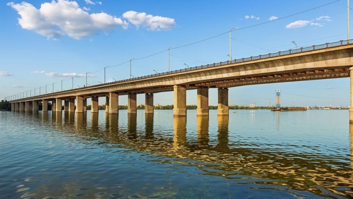 В Днепре женщина пыталась прыгнуть с Кайдакского моста - водители останавливались, чтобы спасти ее