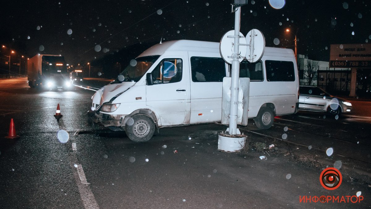 В Днепре на проспекте Богдана Хмельницкого 155-я маршрутка врезалась в столб: видео момента