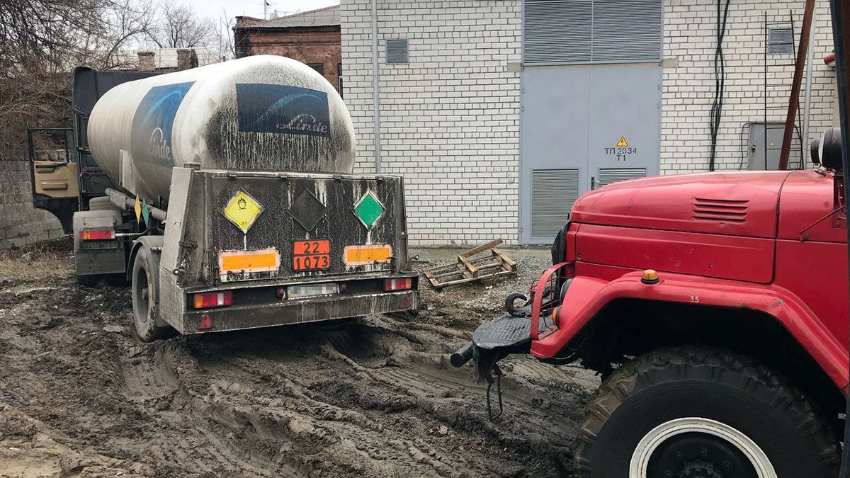 В Днепре грузовик с кислородом для аппаратов ИВЛ застрял в грязи на территории больницы