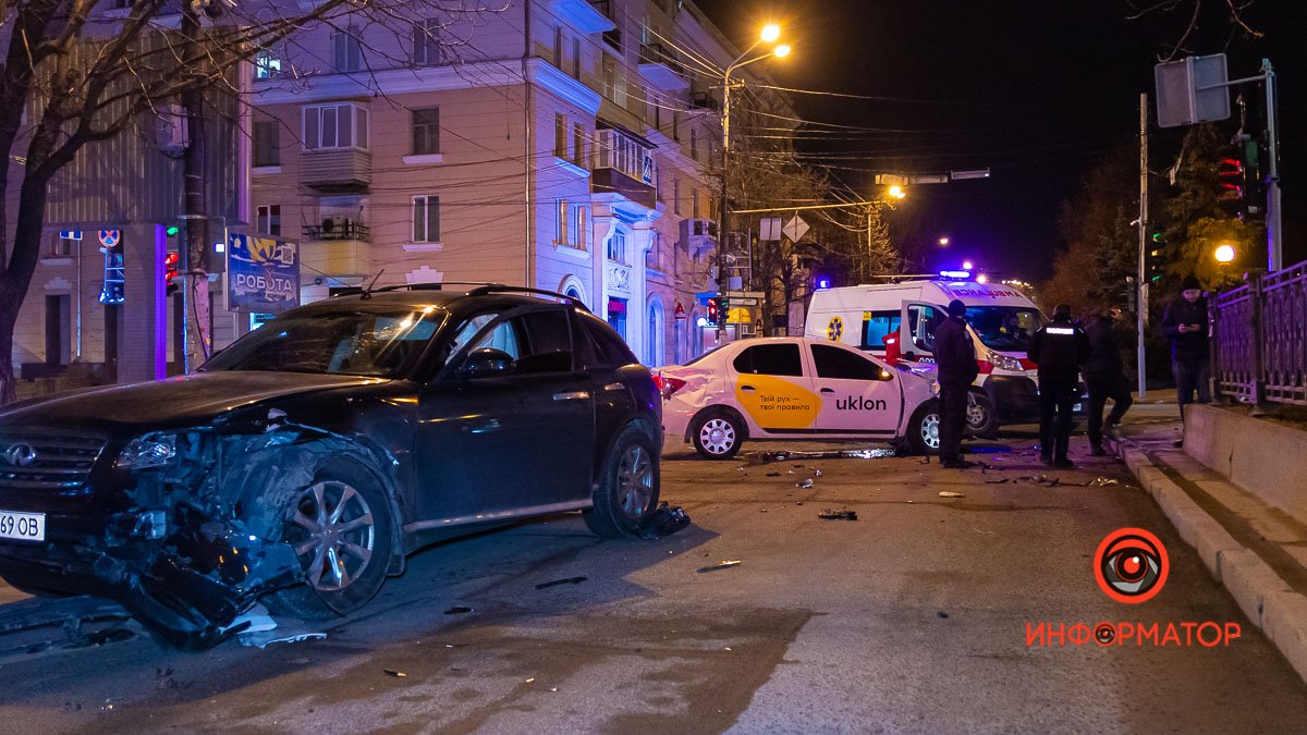 В Днепре на Яворницкого столкнулись Infiniti и Renault службы такси Uklon