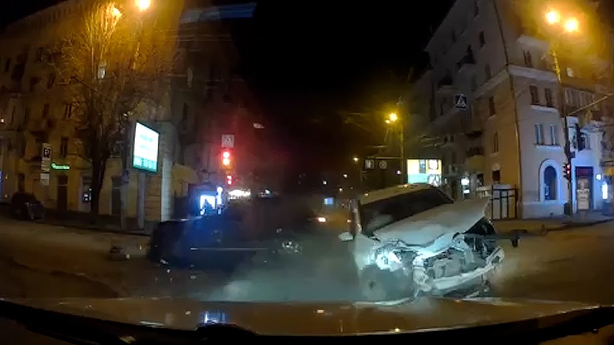 В центре Днепра столкнулись Infiniti и Renault службы такси Uklon: появилось видео