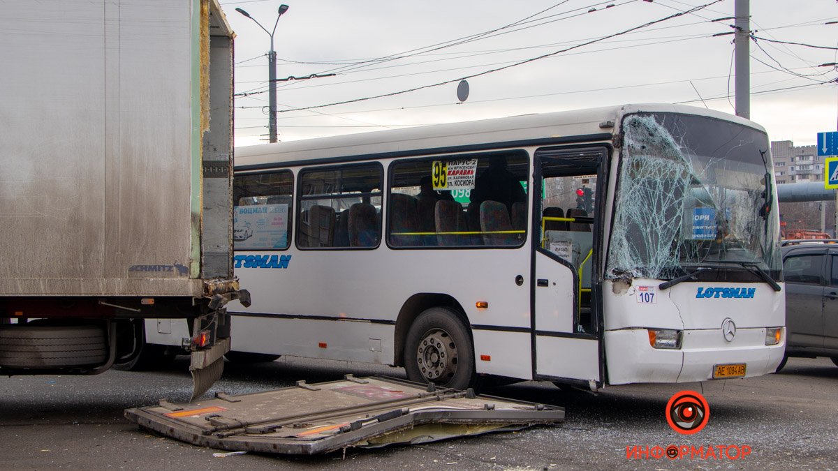 В Днепре на Калиновой 95-й автобус столкнулся с фурой и сорвал ей двери прицепа: пробка тянется на километры в обоих направлениях