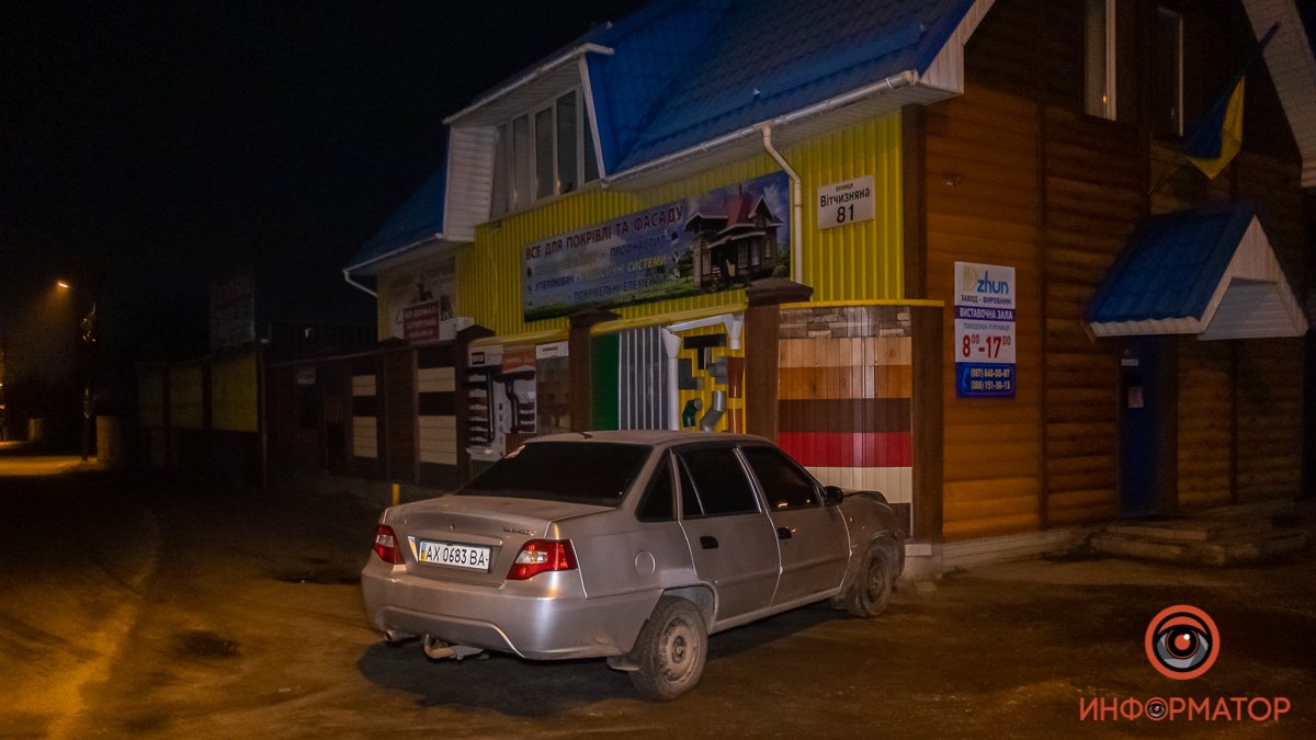 В Днепре на Отечественной пьяный водитель Daewoo врезался в забор и бросил авто