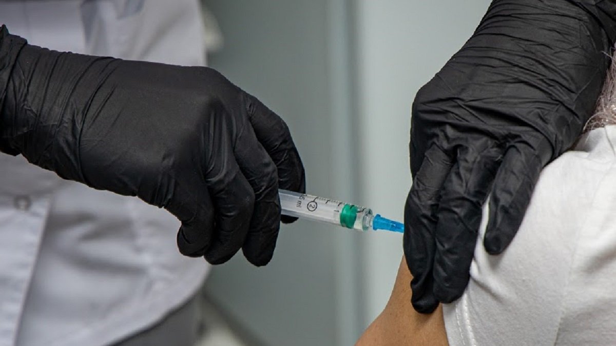 На Днепропетровщине от COVID-19 вакцинировали уже 830 медиков