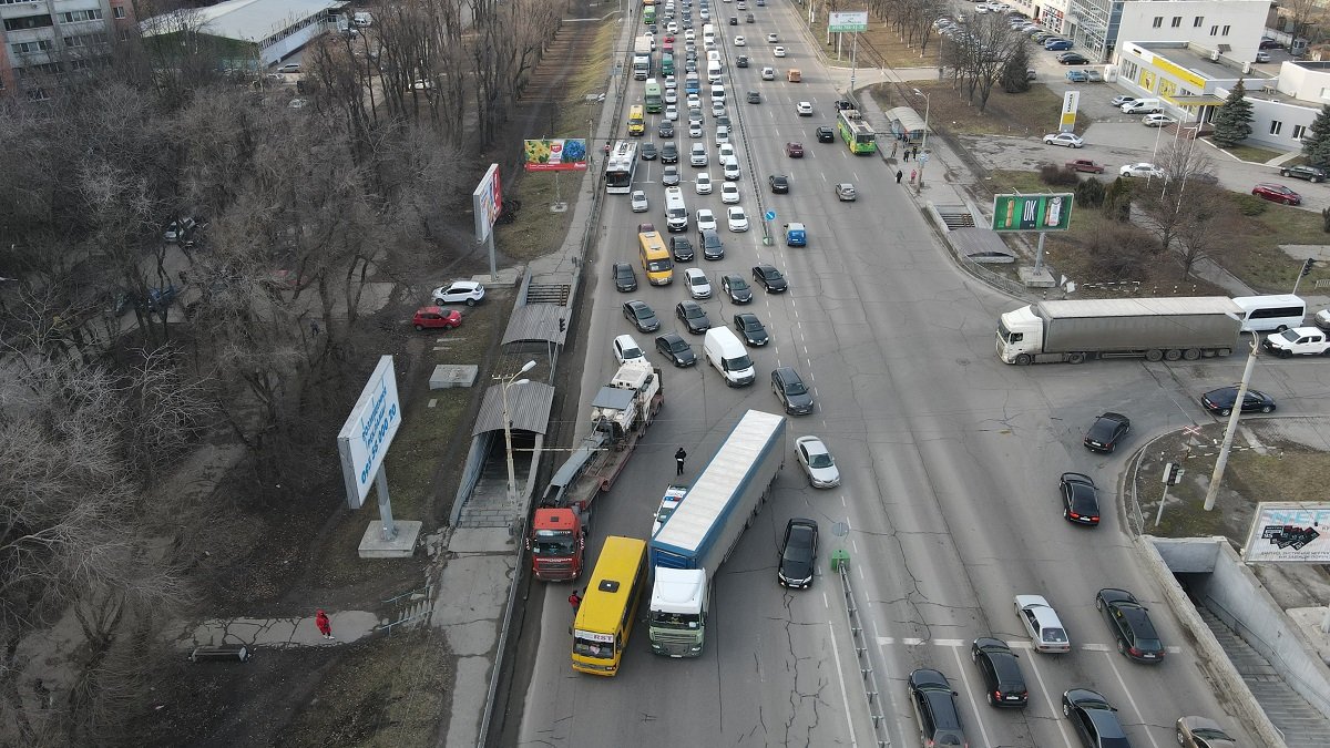 В Днепре на Запорожском шоссе столкнулись фура и маршрутка №107: образовалась пробка
