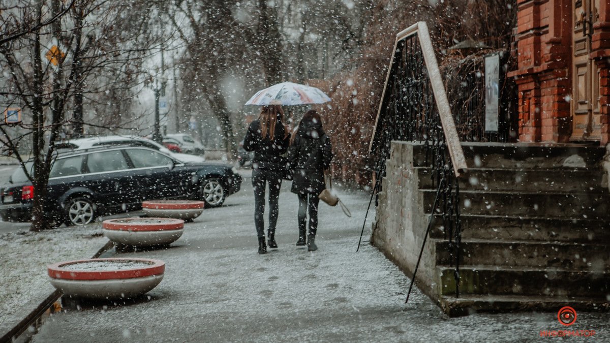 Осторожнее на дорогах: жителей Днепра предупредили о снегопаде и гололедице