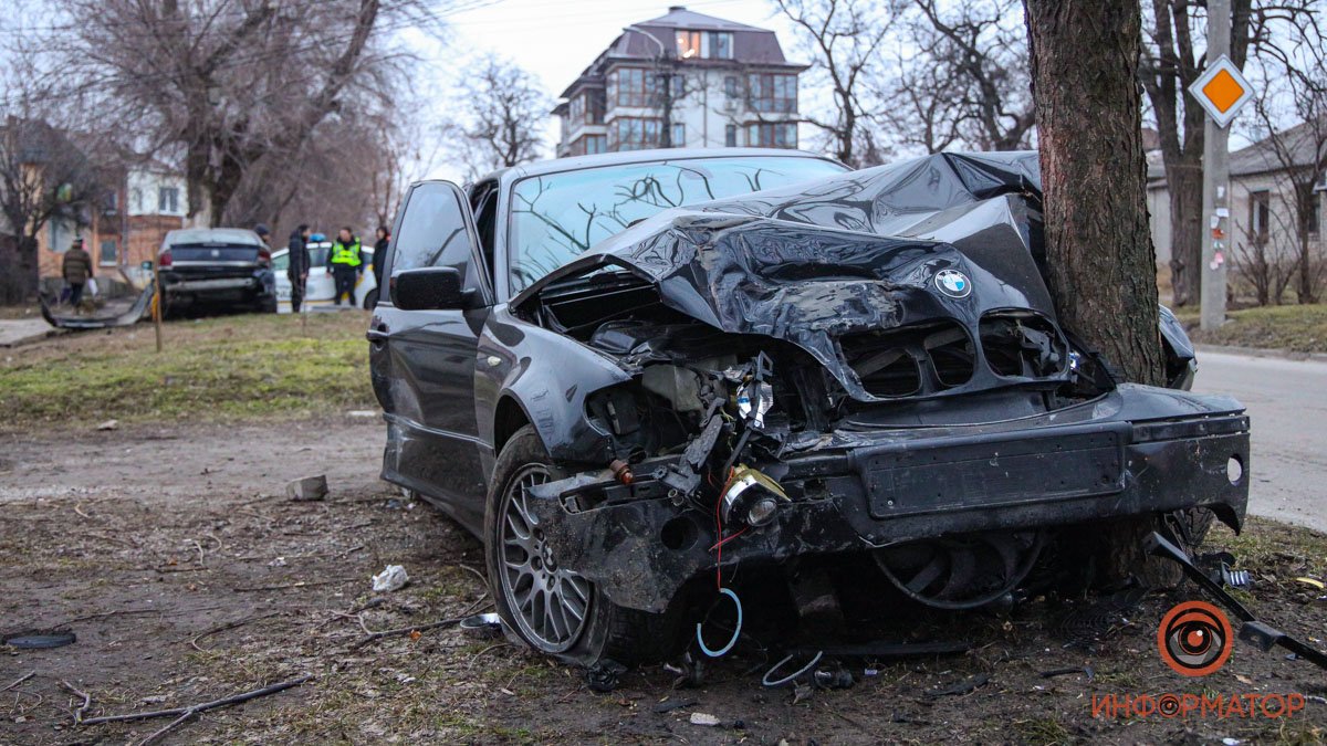 В Днепре BMW ударил припаркованный Opel, вылетел на газон и врезался в дерево