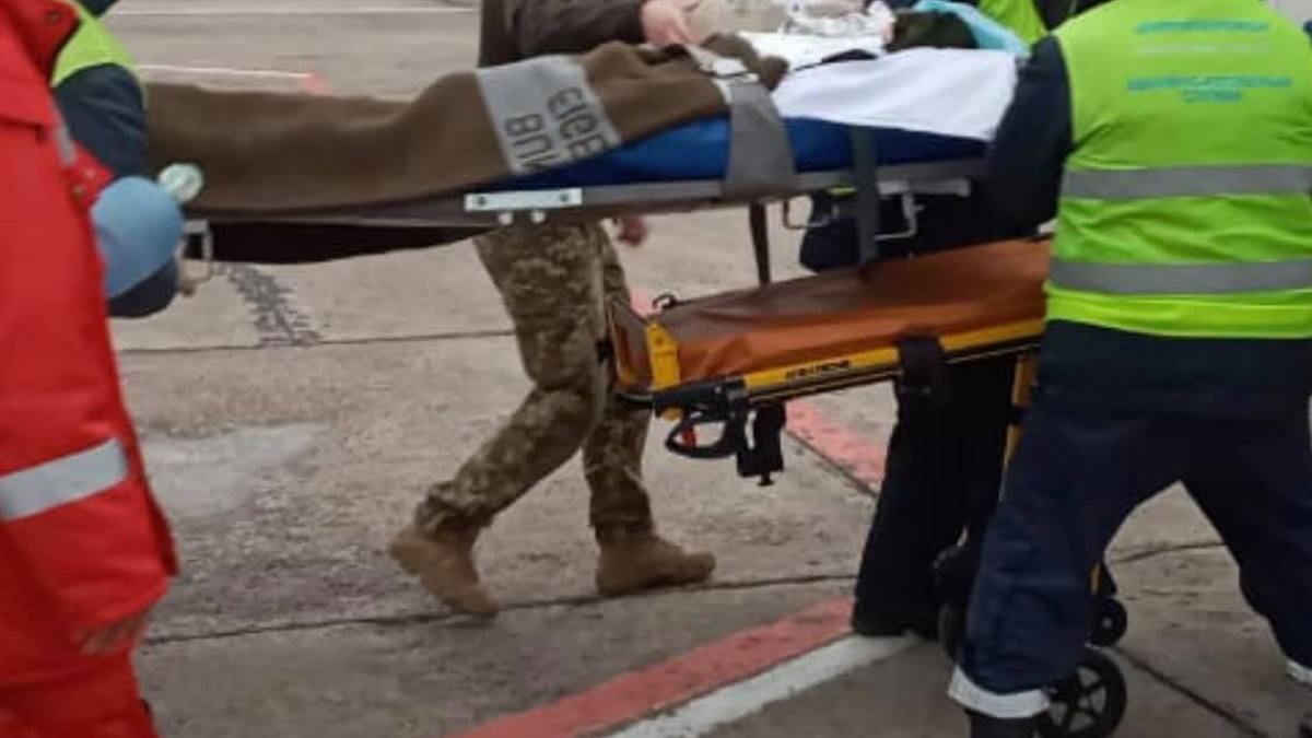 В Днепр с тяжелым пулевым ранением доставили бойца из ООС