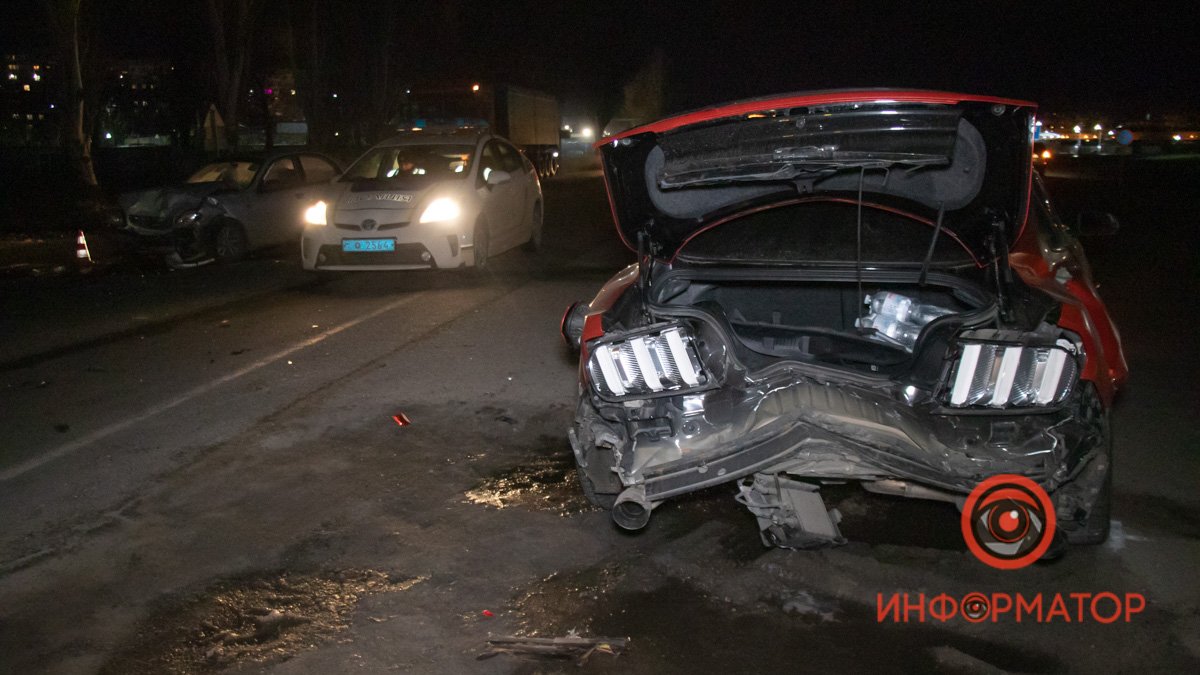 В Днепре на Донецком шоссе возле «Агро-Союза» столкнулись Ford Mustang и Daewoo Lanos