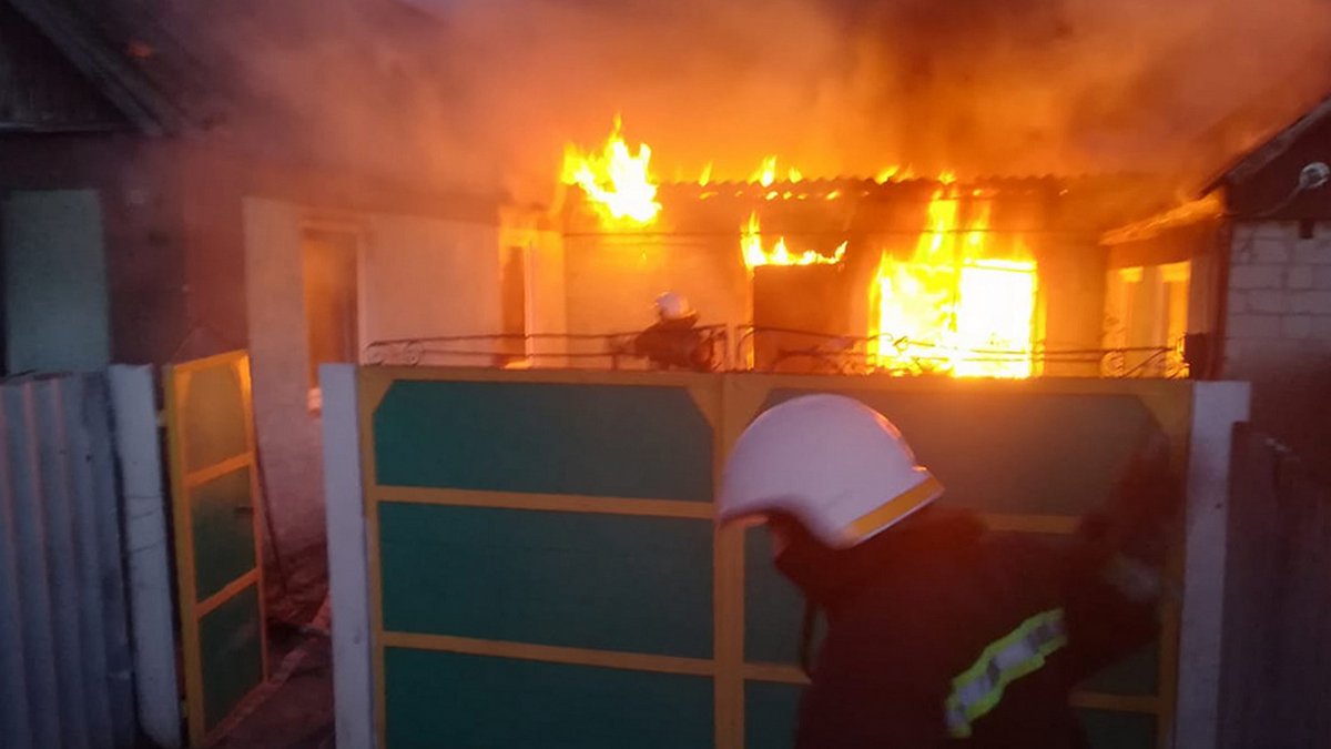 В Павлограде горел жилой дом: погиб мужчина, двух женщин увезли скорые
