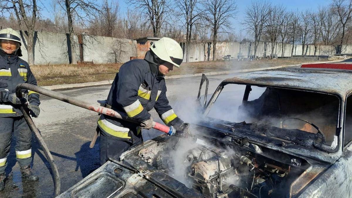 Третья сгоревшая машина за день: в Днепре на Канатной спасатели тушили ВАЗ