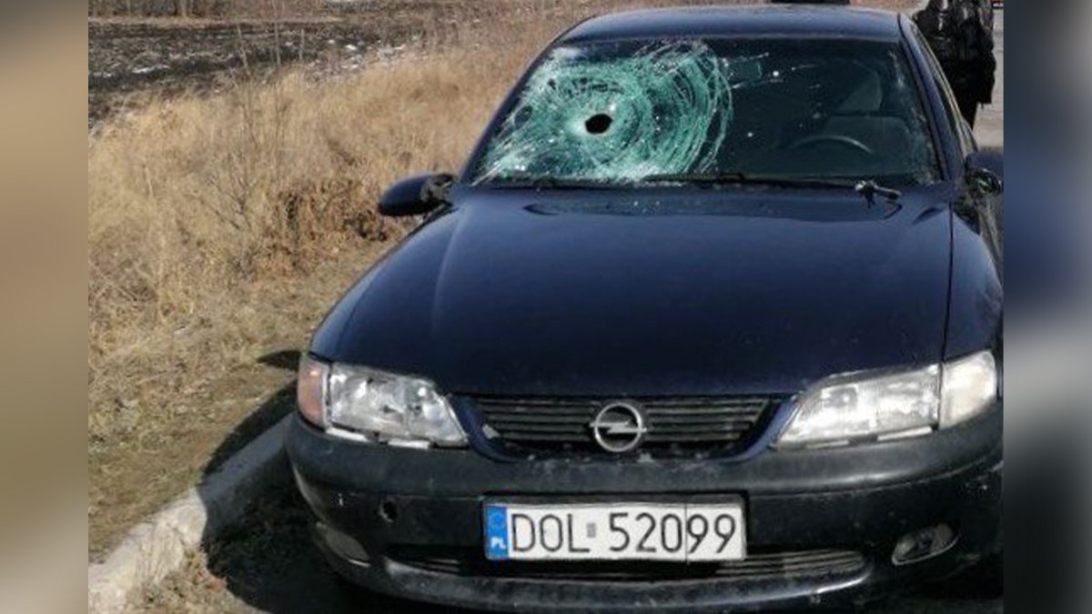 В Днепре возле аэропорта мужчина бросился под колеса Opel: пострадавший умер в скорой