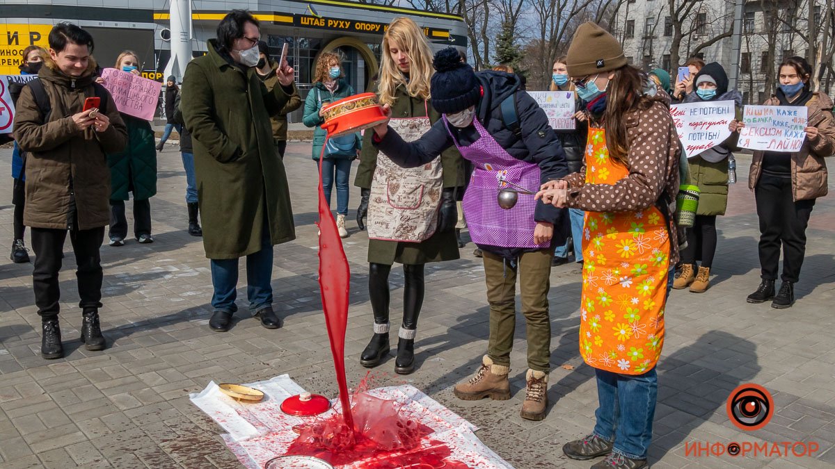 В Днепре феминистки разливали борщ за права женщин: с ними вышли бороться парни с тюльпанами