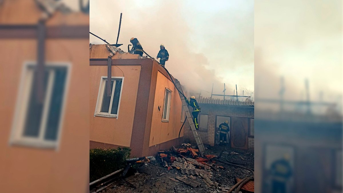 Под Днепром горел частный дом и баня: пожар тушили почти 3 часа
