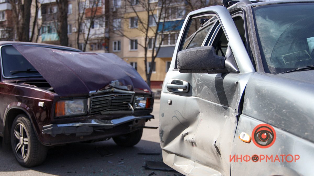 В Днепре на проспекте Калнышевского столкнулись Lada и "Жигули": двоих увезла скорая