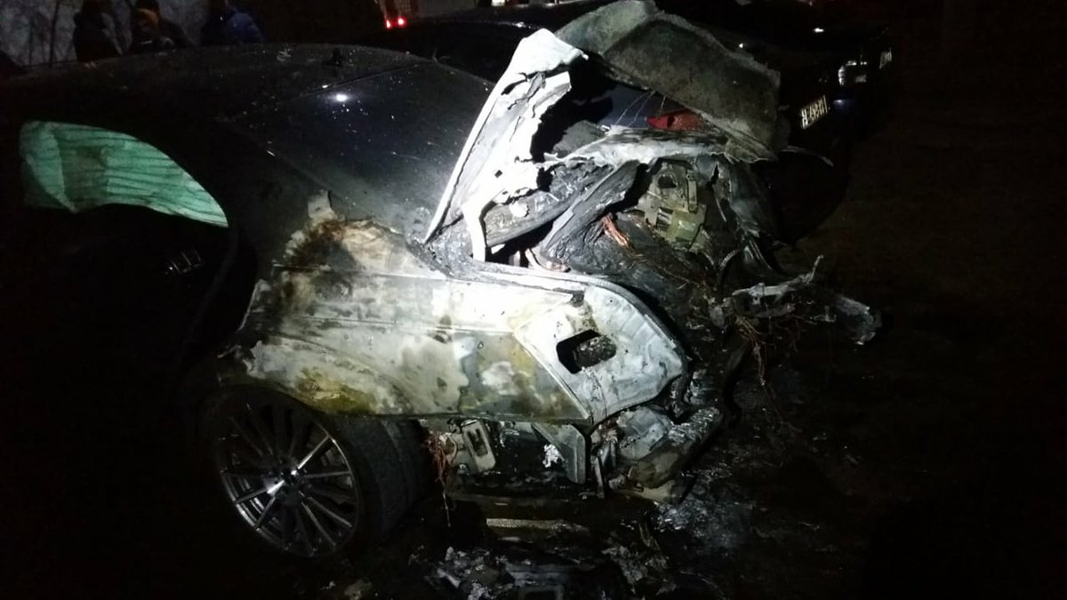 Под Днепром горел Mercedes: огонь повредил еще два автомобиля