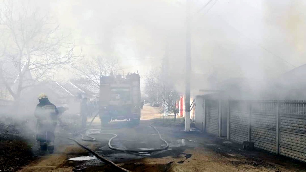 В Днепре практически полностью сгорел дом: дымом окутало всю улицу