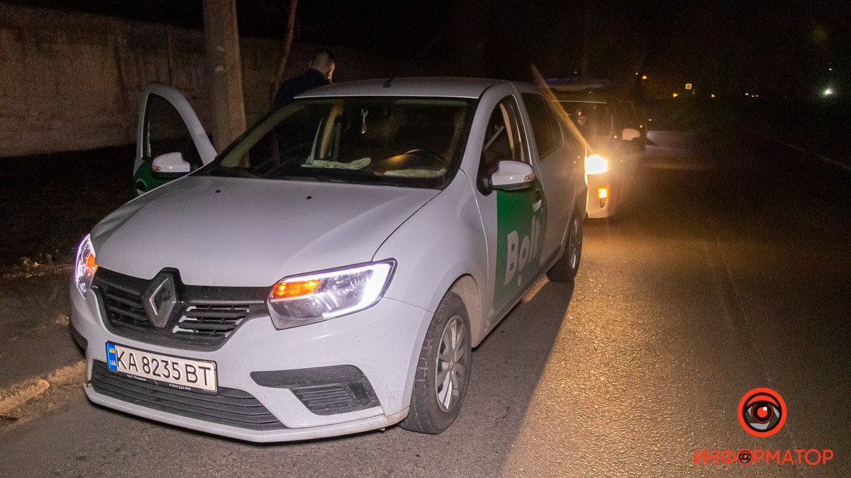 В Днепре на Маяковского мужчина попал под колеса Renault службы такси Bolt
