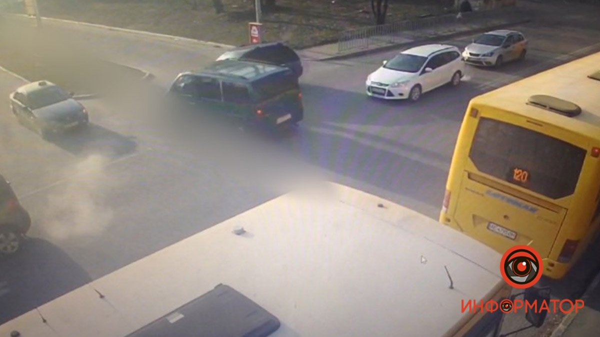 В Днепре на Добровольцев столкнулись Hyundai и Mercedes: видео момента