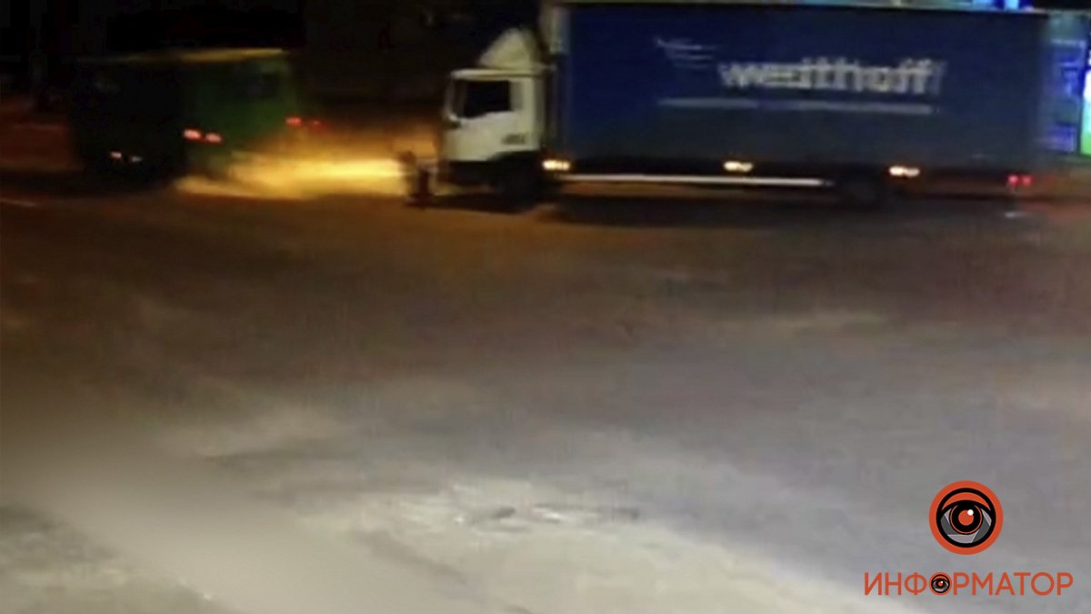 В Днепре на Калиновой столкнулись маршрутка и грузовик: видео момента