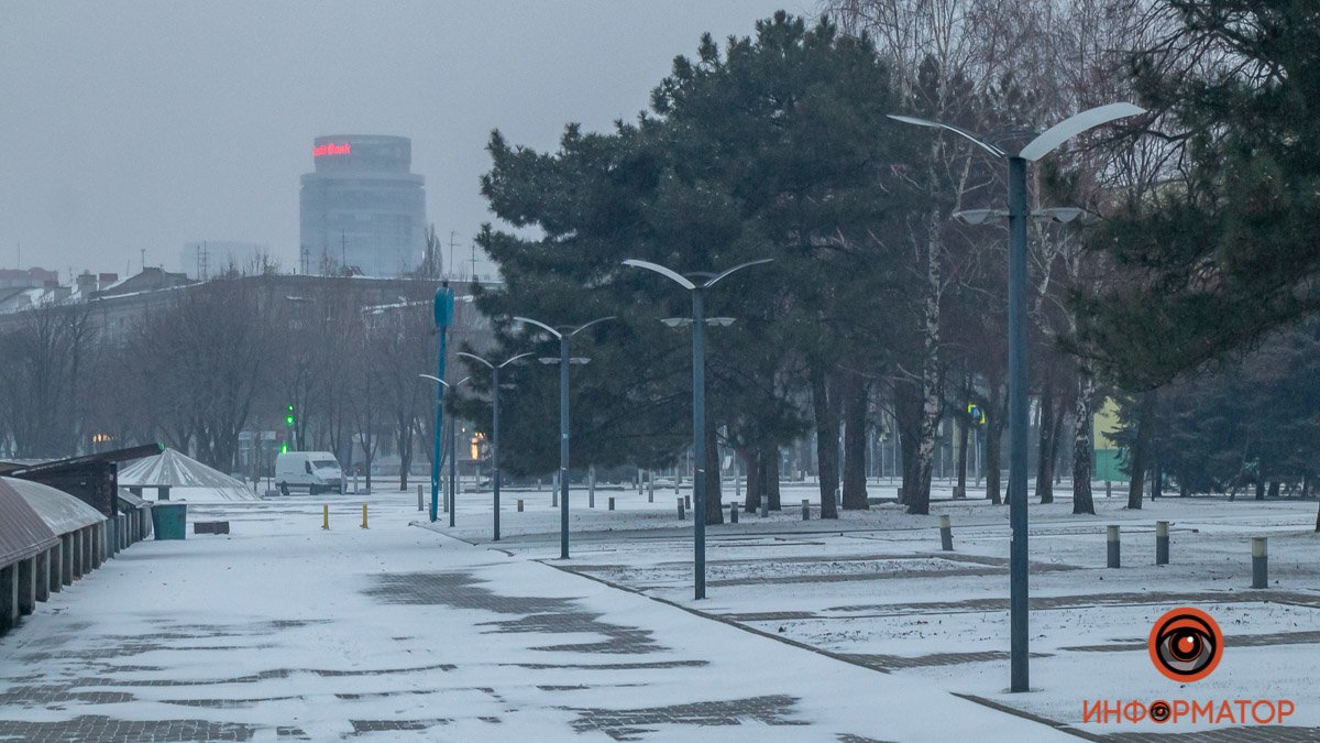 Зима не сдается: улицы Днепра присыпало снегом