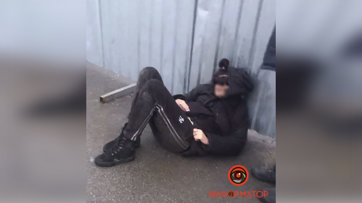 В Днепре возле остановки на Слобожанском лежала пьяная женщина: прохожие подумали, что она мертва
