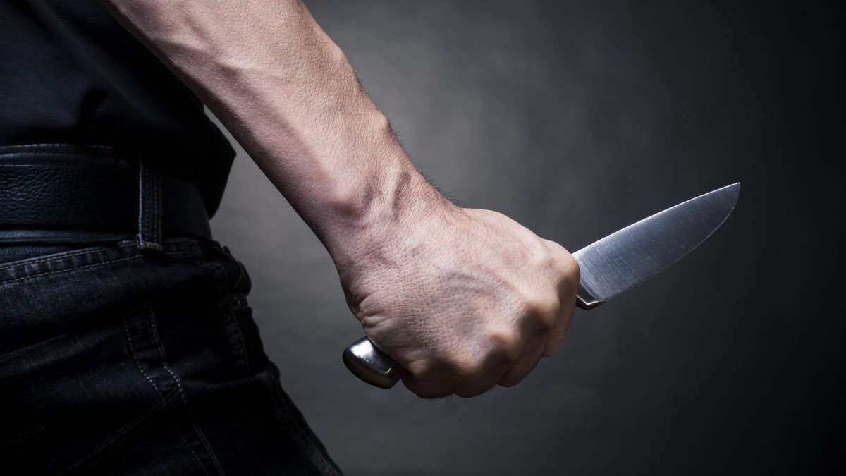 В Каменском злоумышленник ударил мужчину ножом в шею из-за долгов