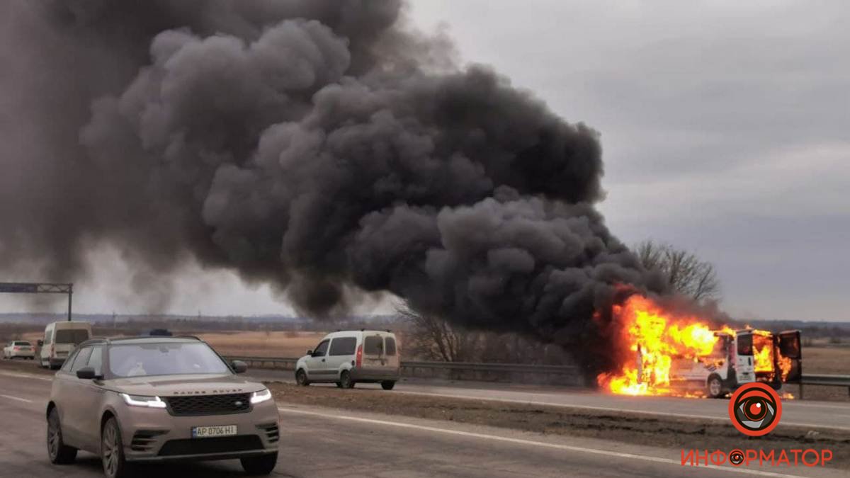 В Днепропетровской области на трассе сгорел микроавтобус: видео момента