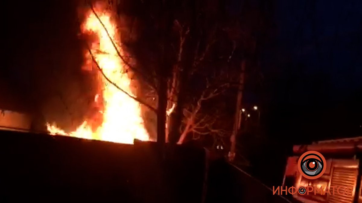 В Днепре возле 9-ой больницы сгорел гараж с машиной внутри: видео