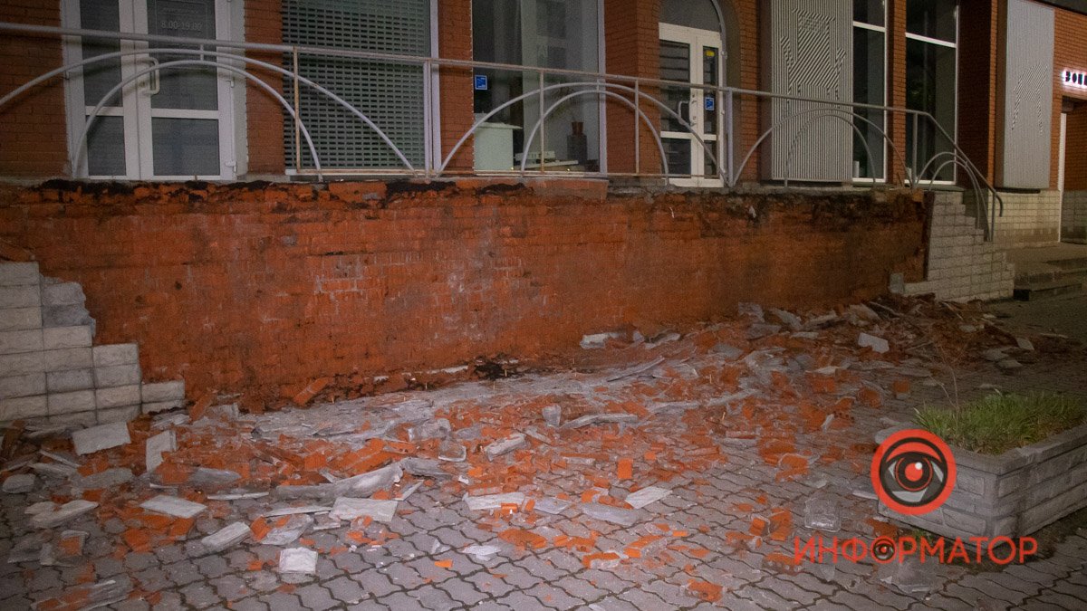 В Днепре на Европейской улице обвалился фасад: тротуар засыпало плиткой и кирпичами