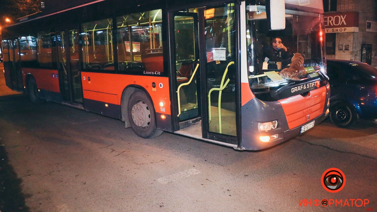 В Днепре на Гагарина автобус №124а сбил женщину: пострадавшую забрала скорая