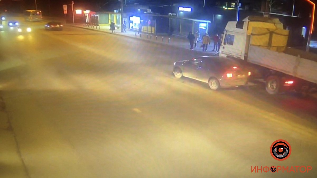 В Днепре возле "Терры" на Тополе столкнулись Man и Geely: видео момента