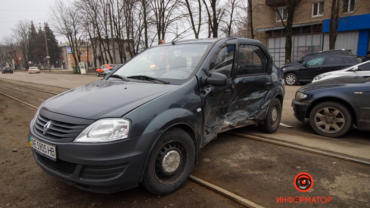 В Днепре на проспекте Хмельницкого столкнулись Renault и BMW: пострадал мужчина, трамваи "стоят"
