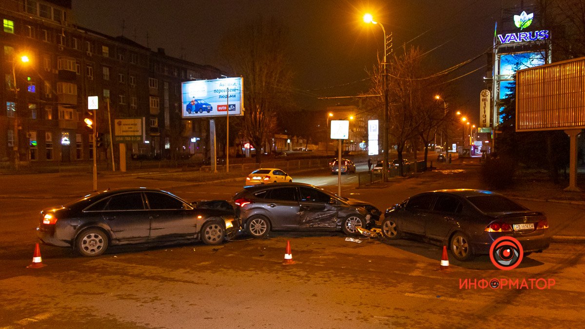 В Днепре на Поля столкнулись Honda, Ford и Audi: пострадал мужчина