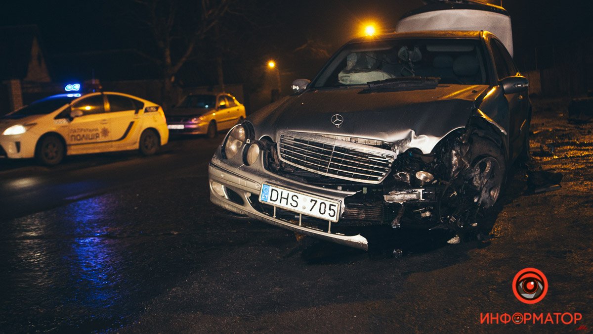 В Днепре на Томской Mercedes влетел в бетонный блок: пострадали двое