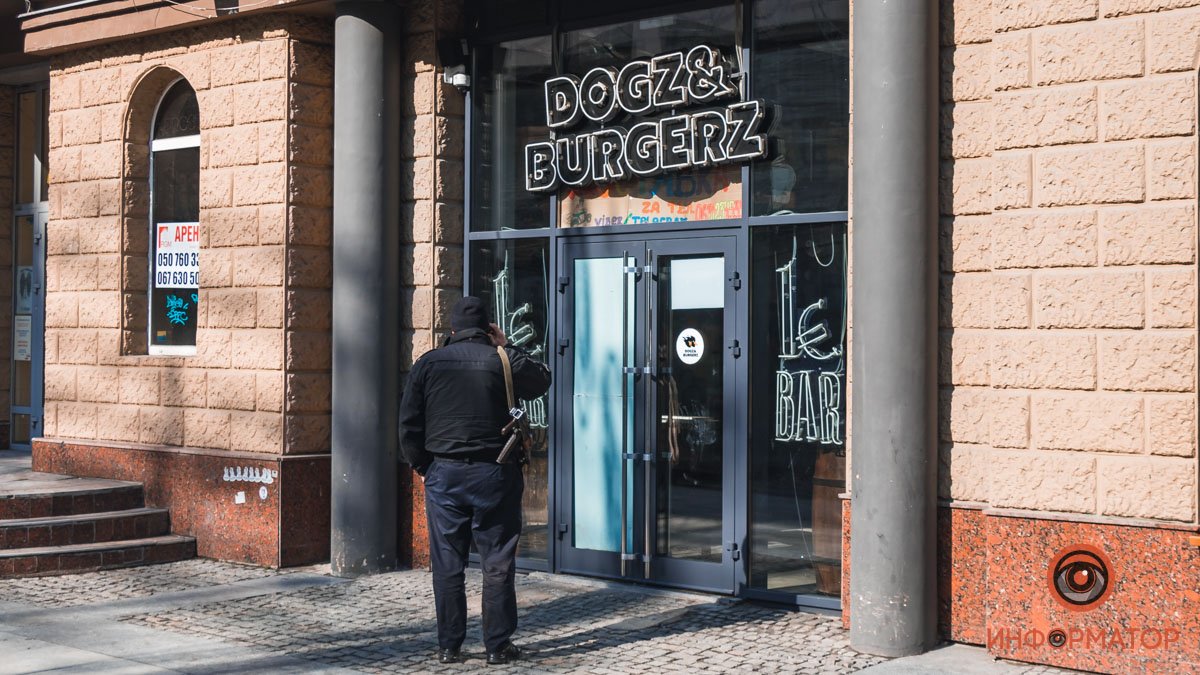 В центре Днепра хулиганы разгромили Dogz&Burgerz