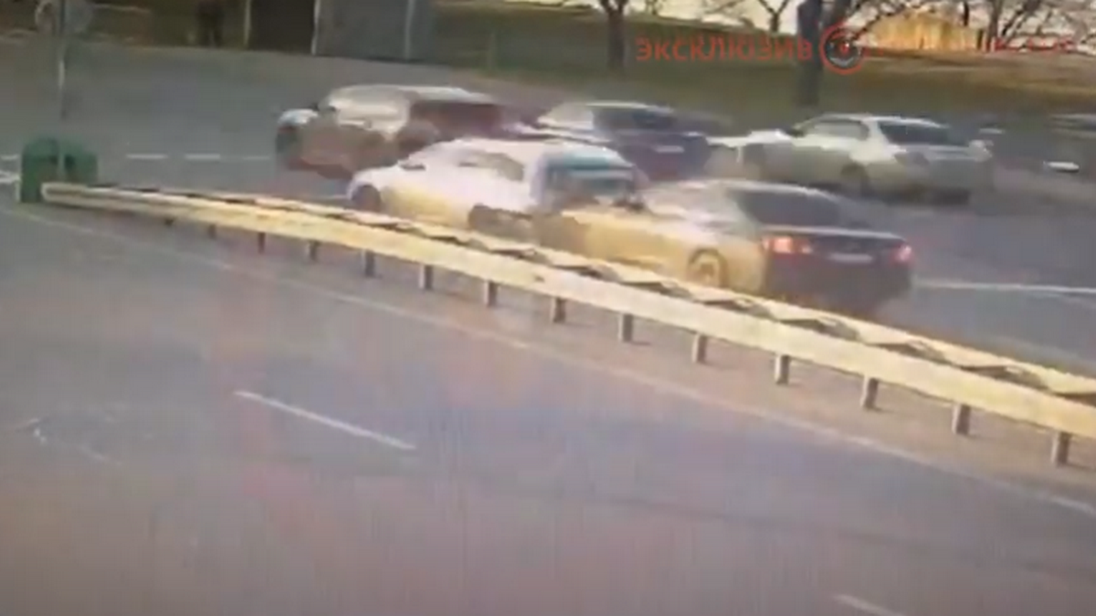 В Днепре на Набережной Заводской столкнулись Toyota и BMW: видео момента аварии