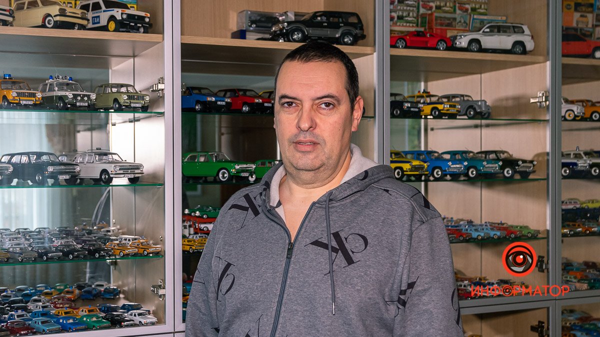 Коллекционер из Днепра рассказал о «Волге», кабриолете BMW и более чем тысяче своих моделей автомобилей