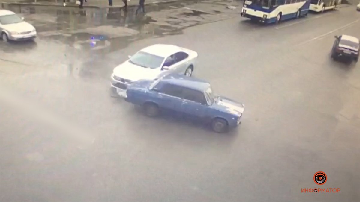 В Днепре на Образцова столкнулись ВАЗ и Volkswagen: видео момента