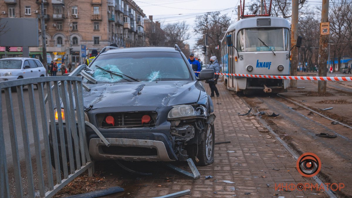 В Днепре на проспекте Поля Volvo снес ограждение и сбил женщину: нужна помощь свидетелей
