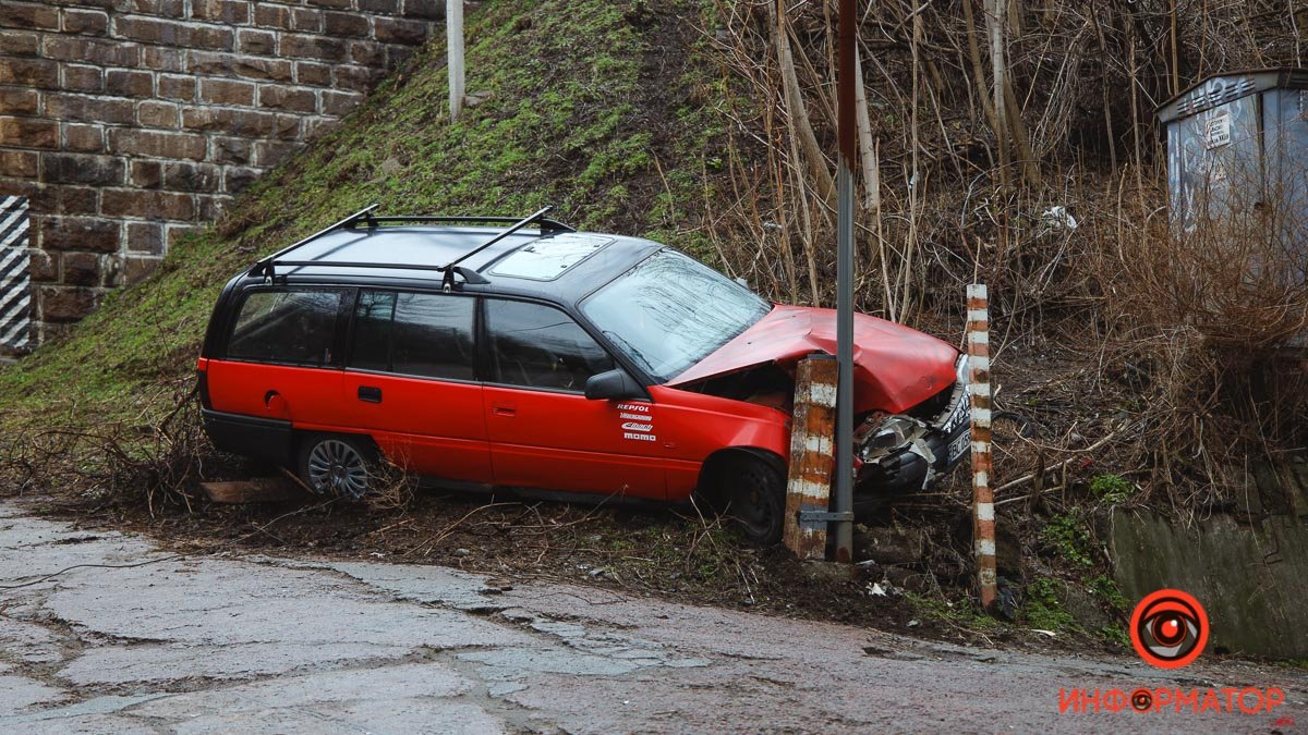 В Днепре на Балашовском спуске из-за ямы на дороге Opel въехал в столб