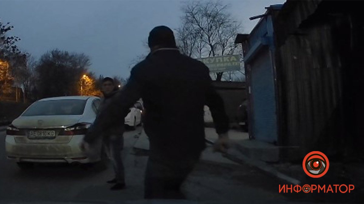 В Днепре возле автовокзала прохожий с металлической трубой напал на водителя: видео момента