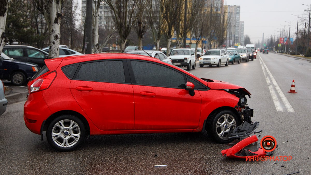В Днепре на улице Малиновского столкнулись Ford и Lexus: собирается пробка