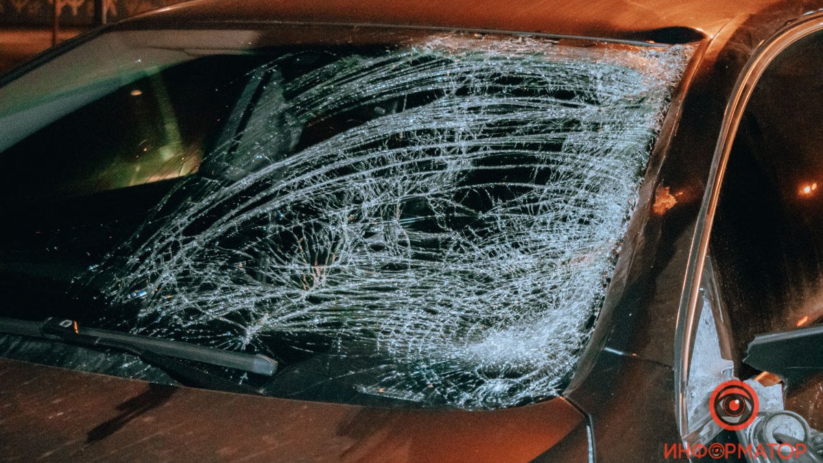 В Днепре на Набережной Победы мужчина перелез через отбойник и попал под колеса Volkswagen