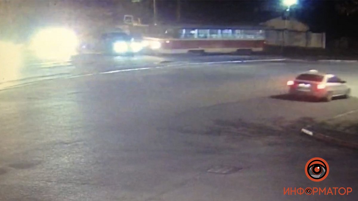 В Днепре на Бажова столкнулись трамвай №6 и микроавтобус Mercedes: видео момента