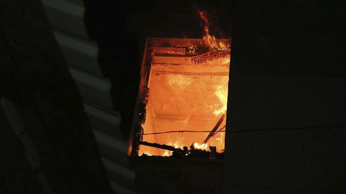 В Днепре на Светлова сгорел дом: пострадали мужчина и женщина, семерых детей вывели из пылающего здания