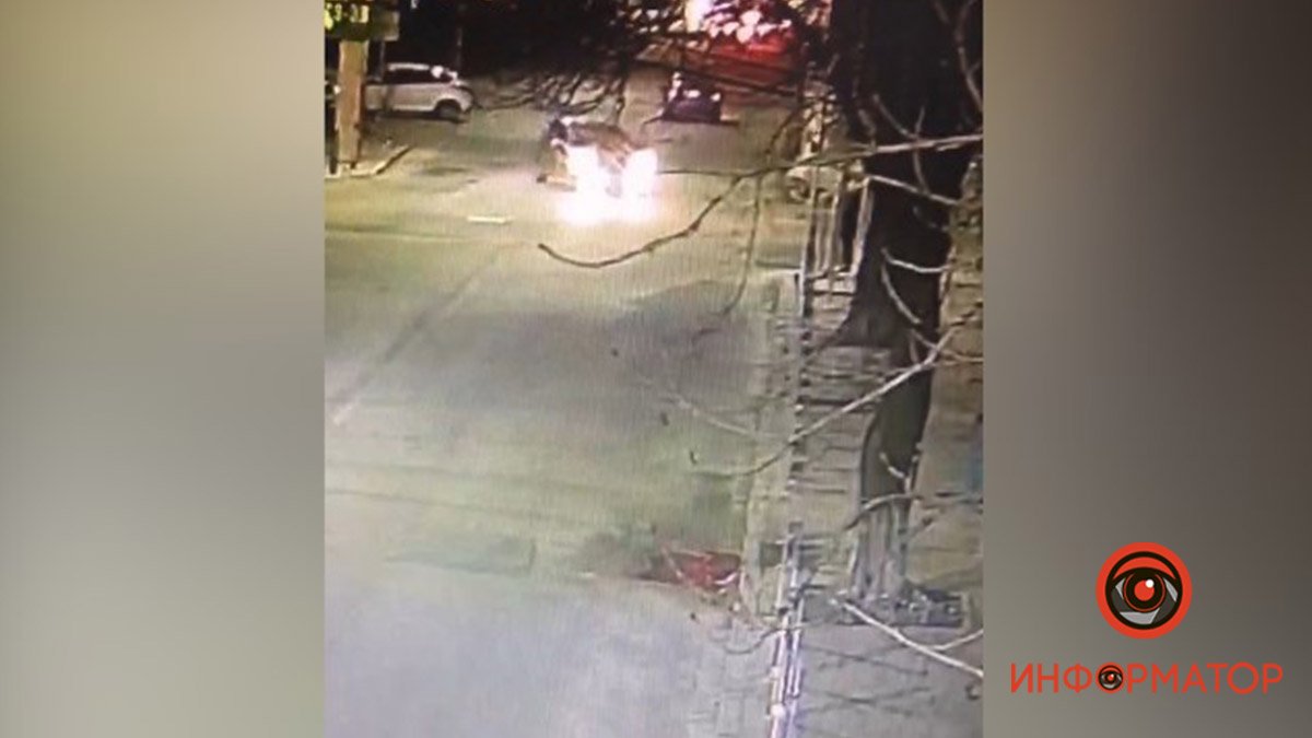 В Днепре на Троицкой столкнулись Honda и мотоцикл доставщика: видео момента