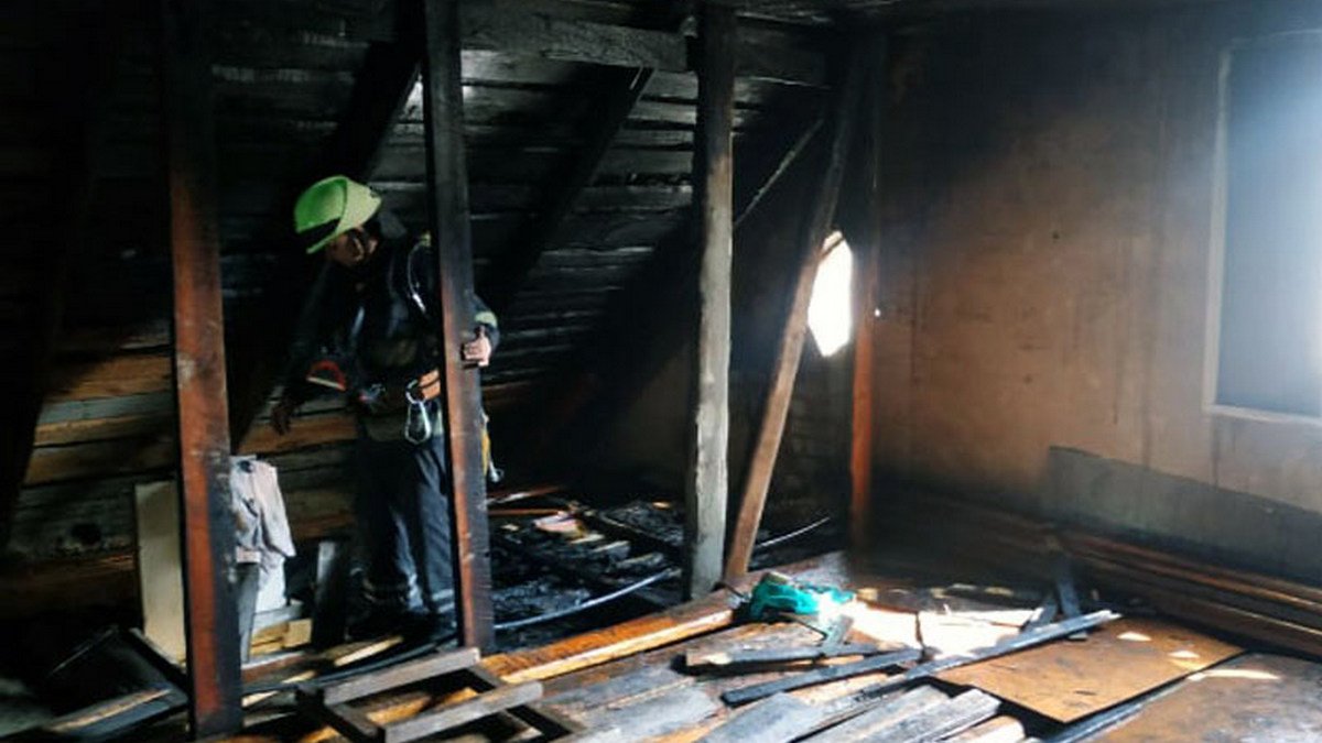 В Днепре горел дом: огонь тушили больше часа
